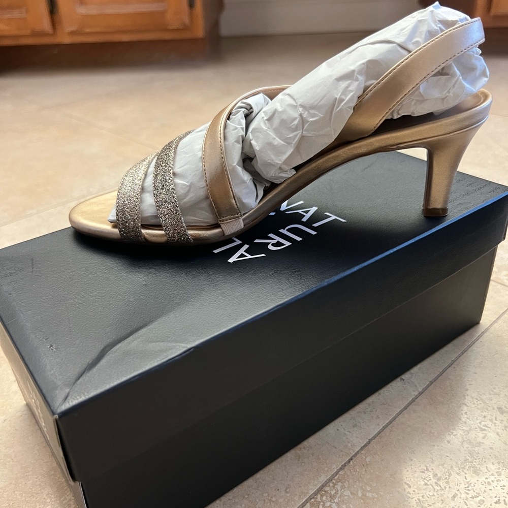 NEW Naturalizer Gold Heels - Picture 4 of 4